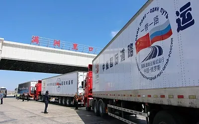 На границе Китая и России наблюдаются огромные пробки