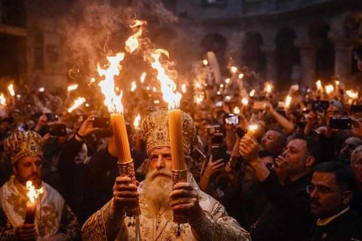 В Иерусалиме сошел Благодатный огонь