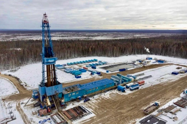 ЕС обсуждает запрет услуг вместо потолка цен на нефть России