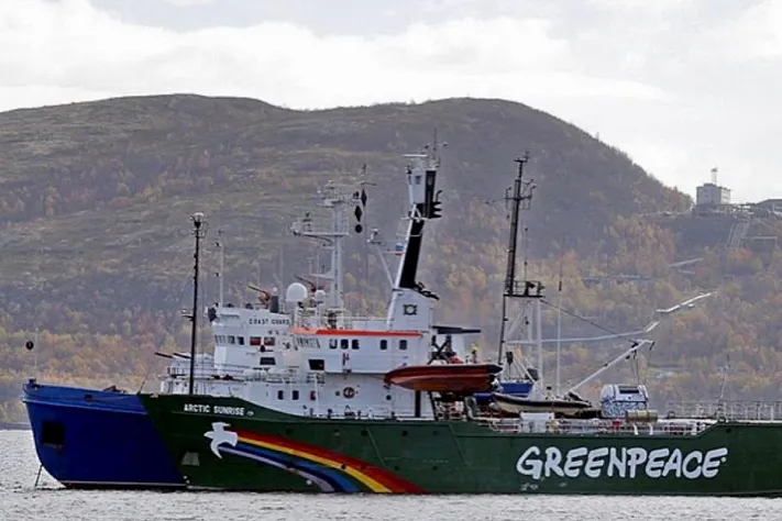 Greenpeace опустил протест на глубину 2300 метров