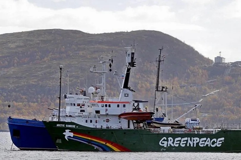 greenpeace опустил протест на глубину 2300 метров