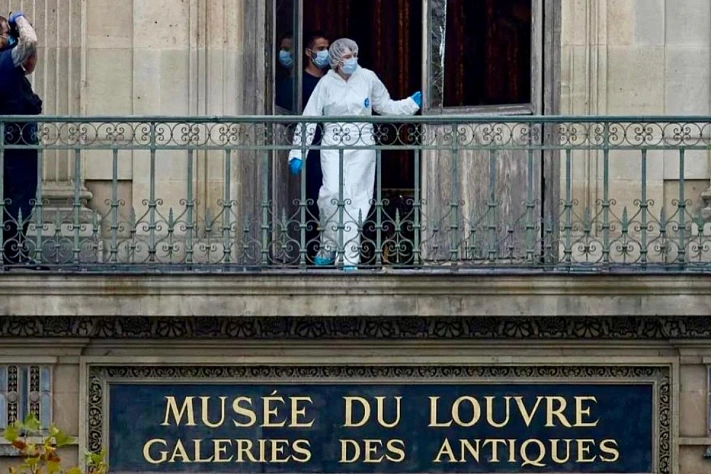 Во французском деле о краже из Луврского дворца задержаны ещё пятеро