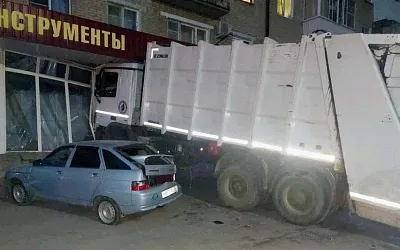 Помощник водителя мусоровоза неудачно подменил напарника