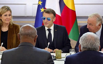 Макрон в тёмных очках и с объяснениями