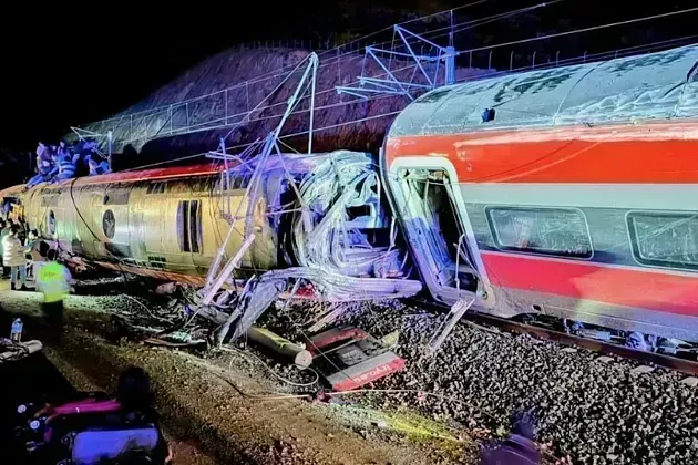 При столкновении двух поездов в Испании погибли не менее 46 человек