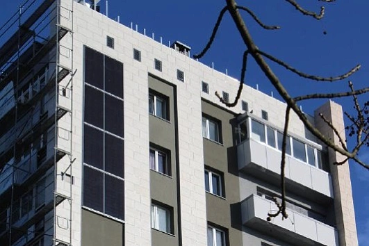 На панельных высотках Калининграда начали устанавливать солнечные панели