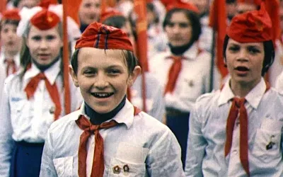 В российских  школах предлагают вернуть пионерские галстуки