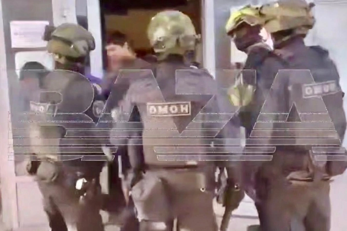Рейд ОМОНа в общежитии Минобороны: задержания и жесткие проверки