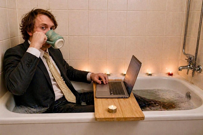 Работа в кровати незаметно ломает сон и спину