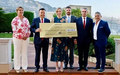 Шарлен Монако: два чека — один смысл благотворительности