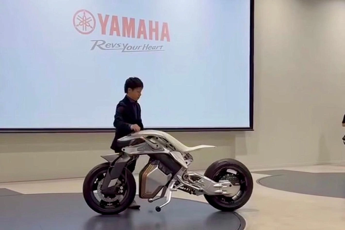 Yamaha MOTOROiD 2: байк, который понимает жесты