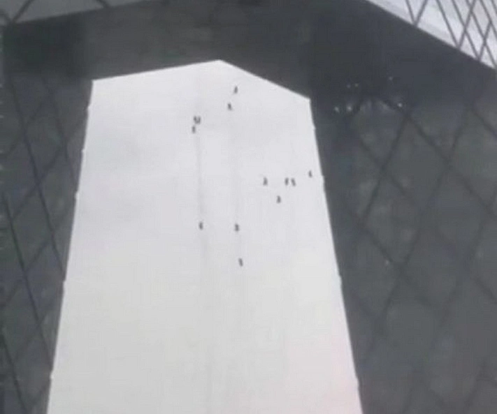 В Пекине более десятка рабочих сдуло с высотного здания