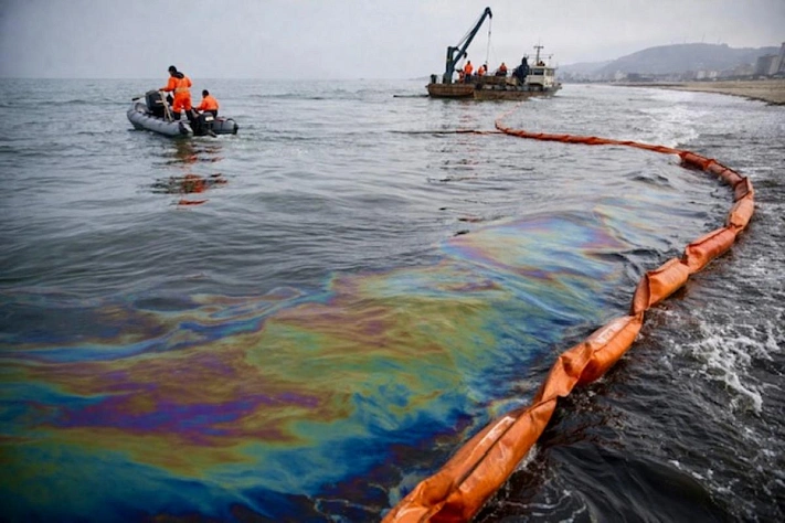 У Анапы обнаружили нефтяное пятно в море
