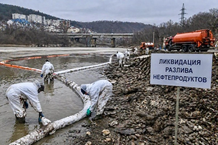 В Туапсе усилили работы после разлива нефти