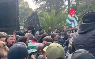 В Абхазии протестующие штурмом взяли здание парламента