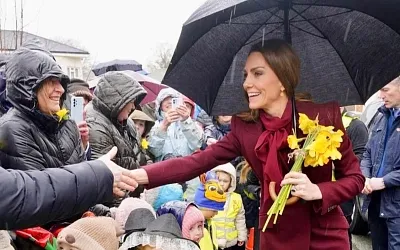 Кэтрин повторила бордовое пальто McQueen на визите в Пауис