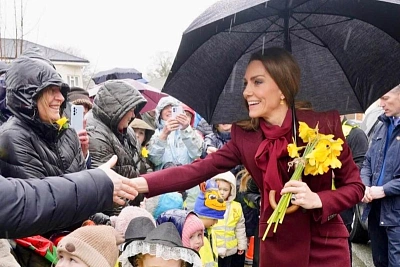 кэтрин повторила бордовое пальто mcqueen на визите в пауис