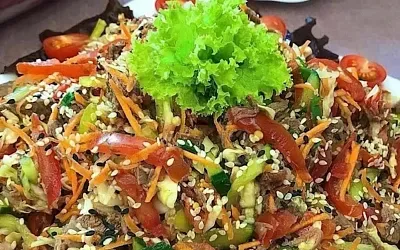 Салат с овощами, мясом и корейской заправкой – пикантный и сочный рецепт