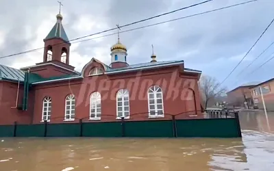 В Орске дьякон спас из затопленного храма старинные иконы