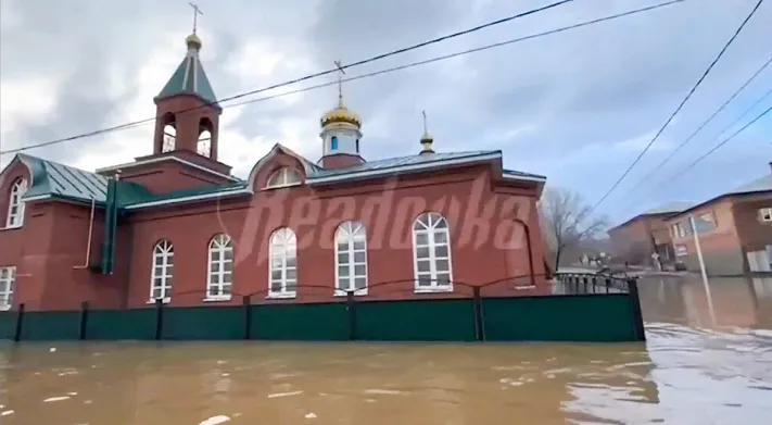 В Орске дьякон спас из затопленного храма старинные иконы