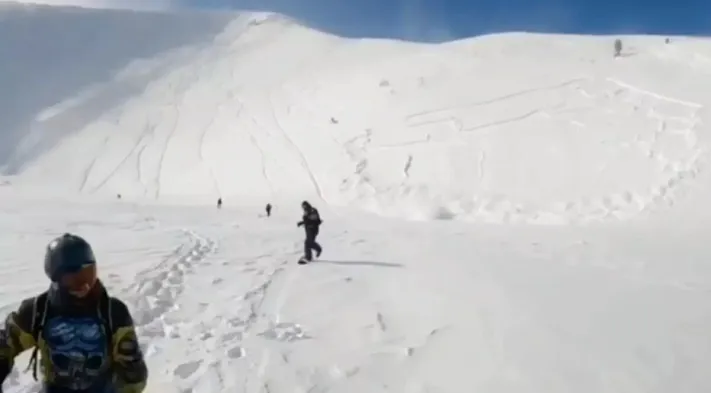 Лавина сошла на сноубордистов в Хакасии