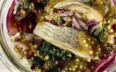Сельдь в горчично-укропном соусе — пикантная закуска с ярким вкусом