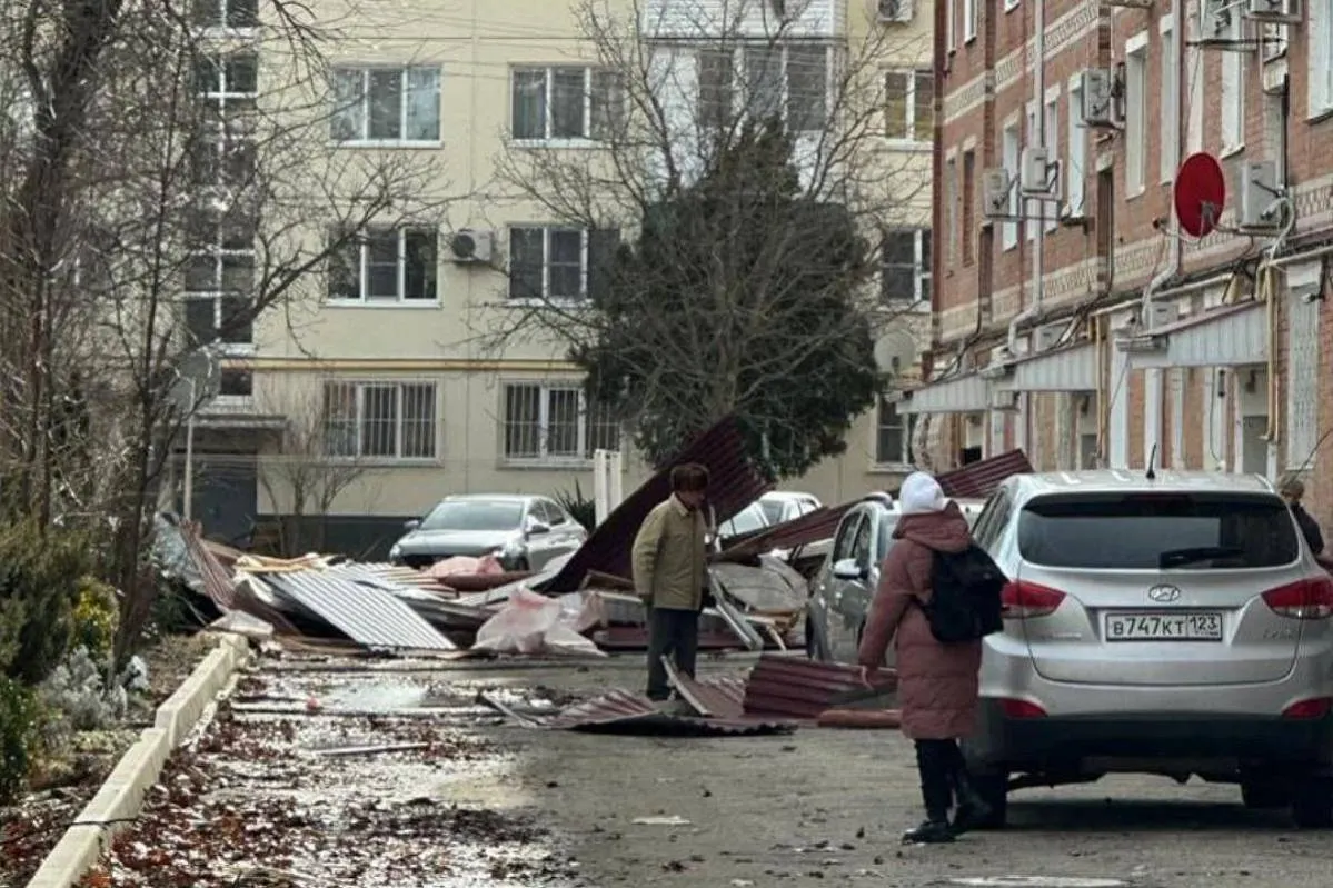 В Краснодарском крае ветром сорвало крышу с пятиэтажки