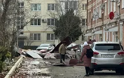 В Краснодарском крае ветром сорвало крышу с пятиэтажки