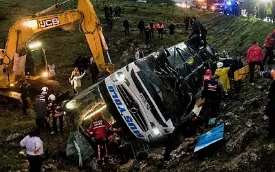 В Турции автобус сорвался с дороги в овраг