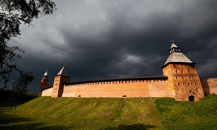 В Петербурге, Великом Новгороде и Пскове объявили штормовое предупреждение