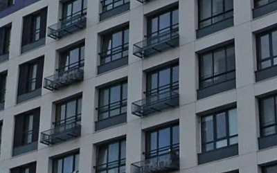 В Москве молодая женщина выпала с 16 этажа, делая селфи