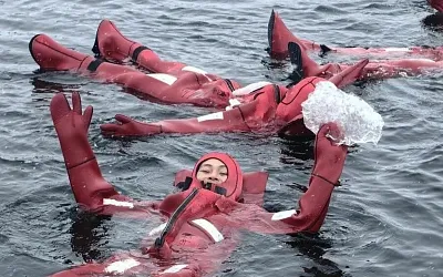 В Москве появился айсфлоатинг — плавание в ледяной воде