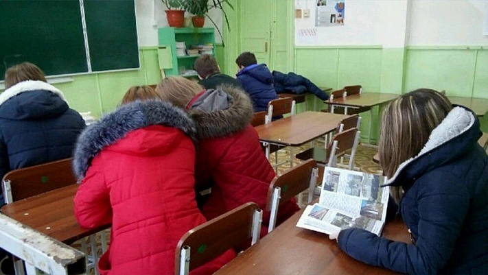 Школьникам, пожаловавшимся на холод в классах, предложили сменить учреждение