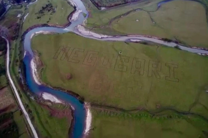 Надпись Megobari Act под Анаклией говорит с Вашингтоном