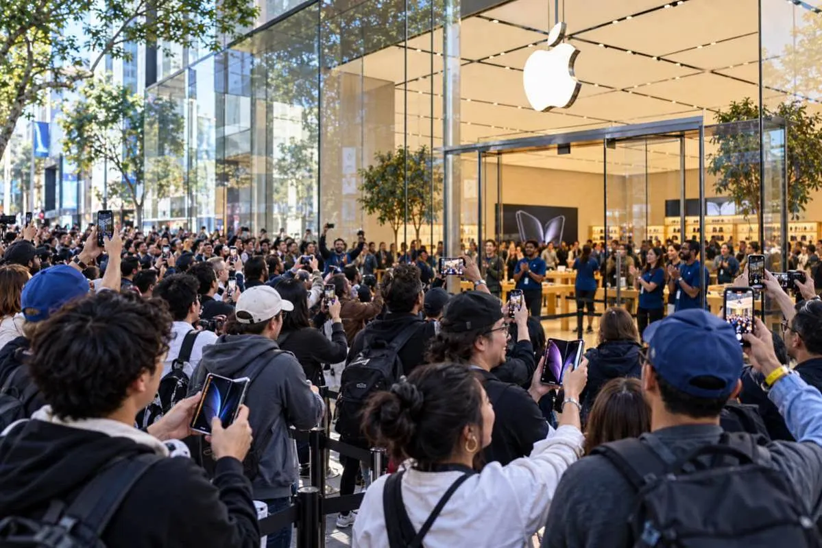 Очереди вернулись к магазинам Apple