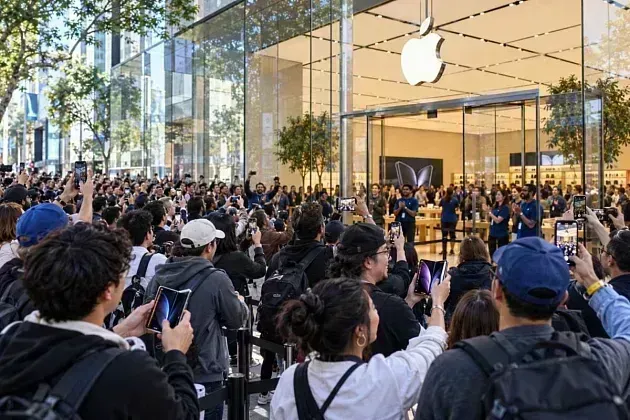 Очереди вернулись к магазинам Apple