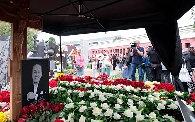 Могилу Александра Маслякова разнёс вандал