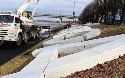 На набережной Волхова появились огромные буквы
