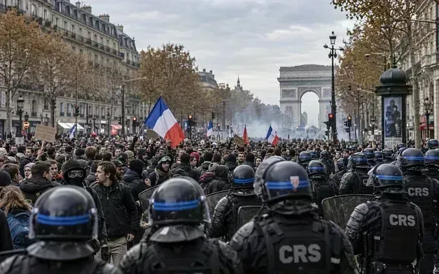 Во Франции на протестах задержали 1435 человек