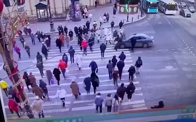 В центре Петербурга легковушка въехала в толпу пешеходов