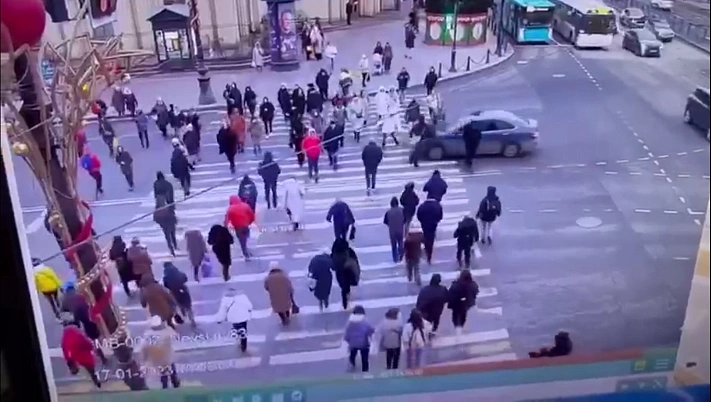 В центре Петербурга легковушка въехала в толпу пешеходов