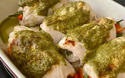 Рулетики из курицы с овощами под соусом песто