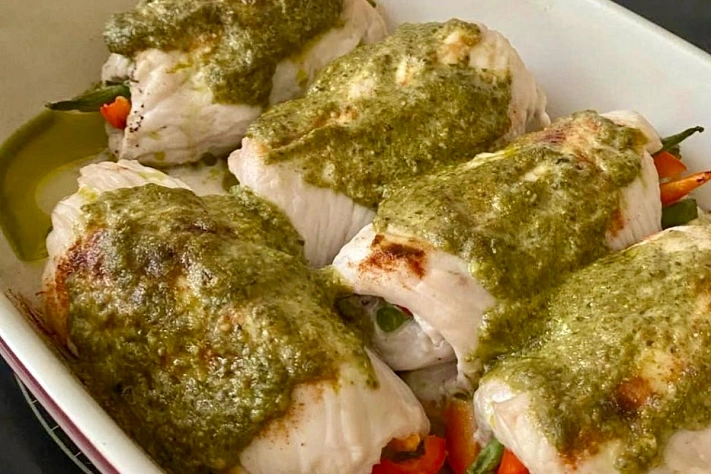 Рулетики из курицы с овощами под соусом песто