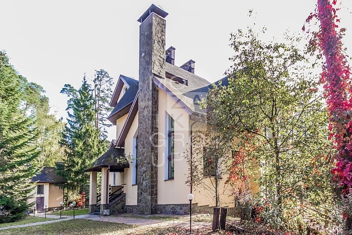 На Рублёвке продают дом с картинной галереей