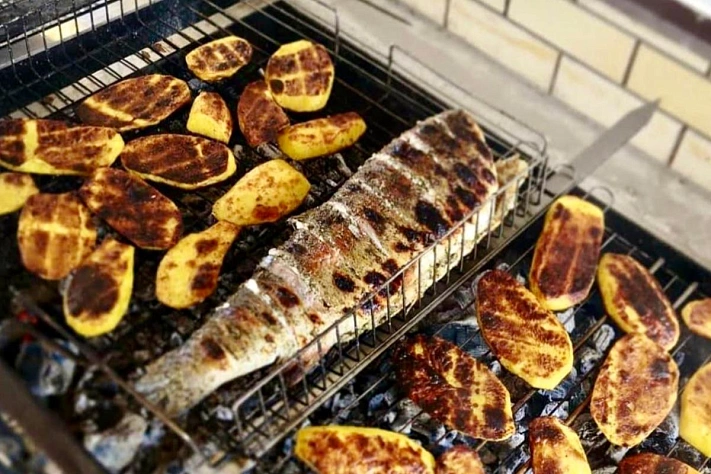 Форель и картофель на углях
