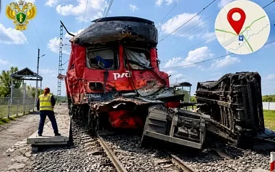 В Кузбассе электропоезд столкнулся с фурой