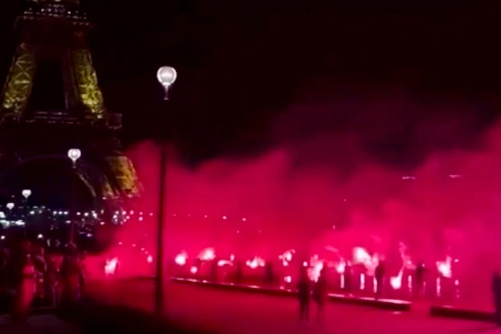 В Париже задержали десятки человек за запуск фейерверков у Эйфелевой башни