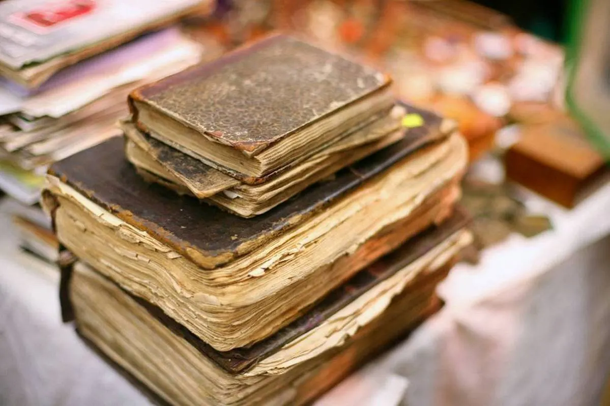 Раритетную 135-летнюю книгу нашли на мусорке в Чите