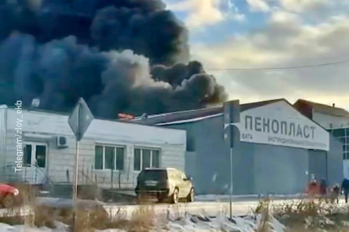 В Екатеринбурге произошел крупный пожар в цехе