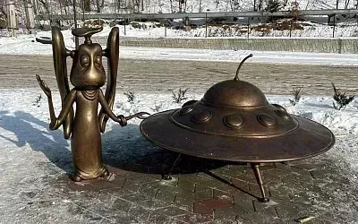 В Дальнегорске попа оскорбила скульптура ушана и его тарелки
